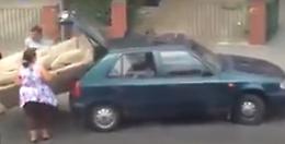 Istruzioni per l'uso: come far entrare un divano nel bagagliaio dell'auto