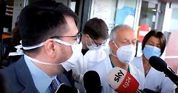 Tragedia della funivia del Mottarone, i medici: "Presto per valutare danni sul piccolo Eitan. Parenti chiedono di pregare per lui" [IL VIDEO]