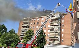Fiamme nel quartiere Villaggio Dora: va a fuoco il tetto di un palazzo [FOTO E VIDEO]