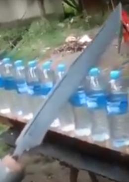 Le bottigliette di plastica? Si aprono col...machete