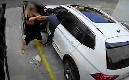 Resiste ai rapinatori che vogliono portarle via l'auto: arriva la polizia e li arresta