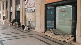 Sotto i portici riecco i clochard: «Questo isolato è casa nostra»