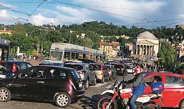 Una fuga di gas ai piedi della collina. E mezza città rimane bloccata per ore