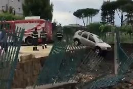 Lascia la macchina nel parcheggio e la ritrova in un burrone