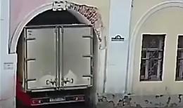 Che disastro: prova a entrare col camion, ma non ci passa