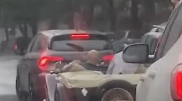 Invita la fidanzata a fare un giro sulla decappottabile e viene giù il diluvio