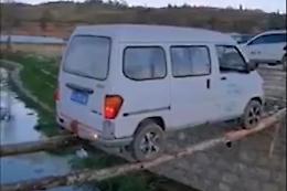 Passa il fiume in retromarcia sui tronchi, è un pilota da guinness