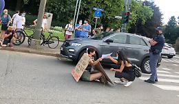 Cinque ambientalisti paralizzano il centro sedendosi in strada [FOTO]