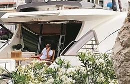 Le vacanze di Allegri a Ischia: dallo yacht dirige il mercato