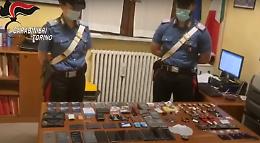 Furti al centro Amazon di Torrazza: arrestato un operaio. Orologi e smartphone "incollati" sulla caviglia e sul petto [FOTO E VIDEO]