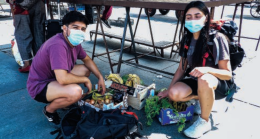 IL REPORTAGE. Anche studenti e artisti costretti a raccogliere gli scarti per mangiare