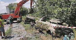 I misteri delle due vecchie auto sepolte nel laghetto di Falchera