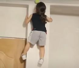 La bimba acrobata è un portento: si arrampica sul pilastro e recupera la pallina