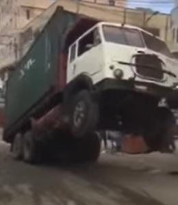 Il camion si solleva sulle due ruote posteriori: è tutta colpa del carico
