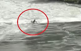 Affronta il fiume in canoa, ma non riesce a risalire la corrente
