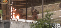 Tav, tensioni a Chiomonte: petardi e bombe carta contro il cantiere, Polizia risponde con lacrimogeni [IL VIDEO]