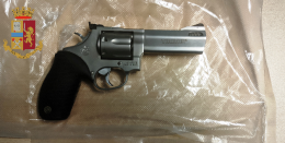 Torino, in casa droga ed una pistola rubata: 26enne in manette [FOTO]