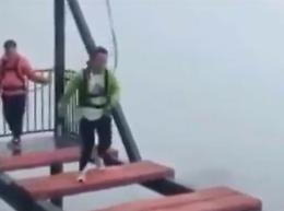 Sul ponte sospeso nel vuoto: la corda di sicurezza si stacca, ma lui continua a correre