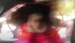 Radio a tutto volume. L'onda d'urto fa svolazzare i capelli della ragazza