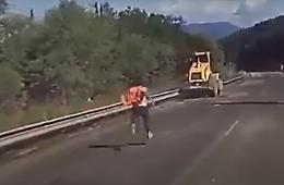 Si scordano di inserire il freno e il rullo compressore scivola via