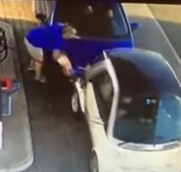 La Smart è ferma per il rifornimento. Arriva un'altra auto e la "spazza" via