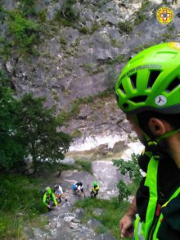 Cade nel torrente sulla ferrata dell'Orrido di Foresto: salvato dal Soccorso Alpino [LE FOTO]