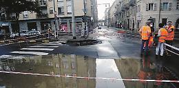 Esplode una conduttura in corso San Maurizio, strade allagate [FOTO]