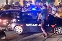 Dimenticano il freno a mano, l'auto dei carabinieri provoca un incidente