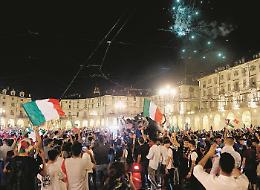 Fuochi, cori, satira e anche spogliarelli: notte di festa infinita [FOTO E VIDEO]