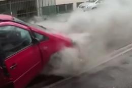 Pericolo: la macchina va a fuoco e non c'è un estintore