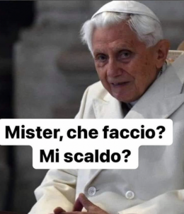 Ridiamoci su: Papa Ratzinger pronto...all'ingresso in campo