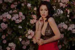 Un fiore tra i fiori, tra velate trasparenze e scollatura sexy