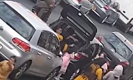 Incredibile ma vero: in 12 in un'auto