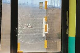 Vetri in frantumi e razzie nel cortile: la scuola media in balia dei vandali