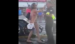 Al volante con bikini e infradito, si schianta contro lo spartitraffico
