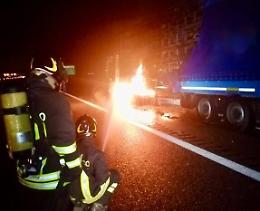 Autoarticolato in fiamme nella notte, bloccato tratto dell'A4 Torino-Milano