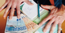Bollette e benzina, stangata servita: salasso da 214 euro per il bilancio familiare, sugli alimentari +30%