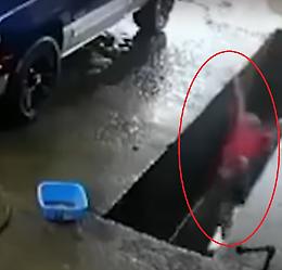 Entra nell'officina meccanica non si accorge del fosso e ci finisce dentro!!