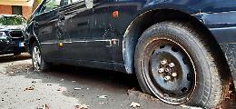 Cimitero di auto alle popolari: «Rimuovete queste carcasse»