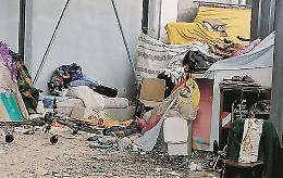 Dormitorio dietro al discount: sgombero per disperati e rifiuti