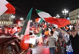 Notte magica torinese tra cori e fumogeni: «Un’emozione unica» [FOTO e VIDEO]