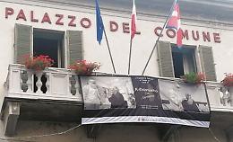 Le immagini degli eroi del Covid sui muri e nelle strade della città