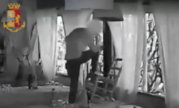 Torino, entra in ristorante e ruba vini e maglie da calcio autografate [IL VIDEO]