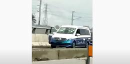 Tempesta di grandine: centinaia di auto danneggiate sull'A1 [VIDEO]