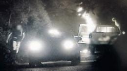 Il piromane dà fuoco al pick-up: telecamera dei vigili lo filma