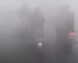 Nebbia fitta, non si vede niente. Gruppo di scooteristi si fa largo a colpi di clacson