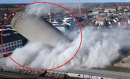 Silos di cemento crolla sul lato sbagliato e distrugge parte di una palazzina