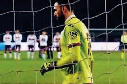 Sirigu saluta e va al Genoa: in ritiro, prime partitelle