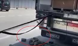 Fermano il tir e scovano un gran numero di misteriosi pacchetti