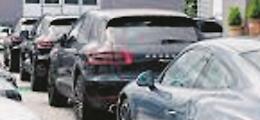 Versano acconti per auto di lusso, ma è una truffa: in 14 alla sbarra